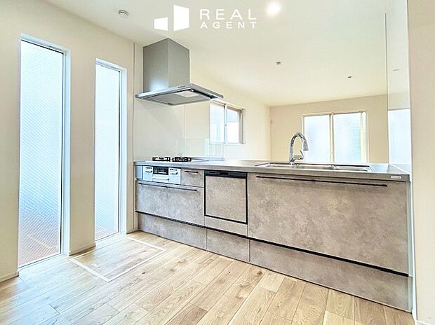 【キッチン(D号棟)】キッチンの背面のスペースもゆったりしているので食器棚も大き目のものでも余裕です♪