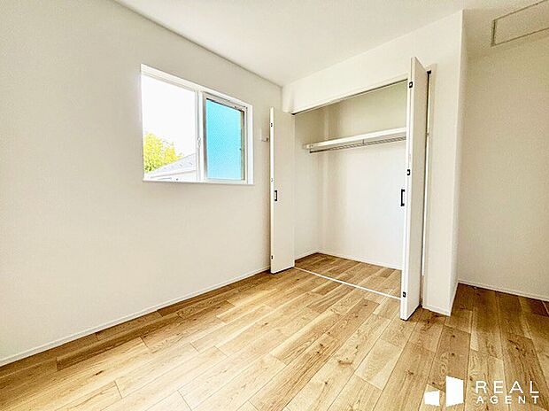 【寝室(D号棟)】居心地の良いお部屋で、プライベートな時間を過ごせます
朝日の差し込む配置で気持ちの良い朝を迎えられます♪