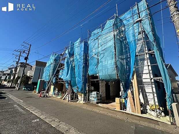 【現地外観】大型商業施設まで徒歩約6分とお買いものに便利な好立地！