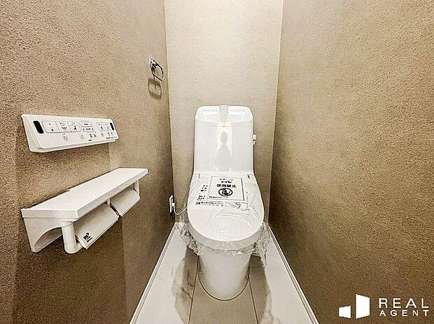 【トイレ（B号棟）】白を基調とした清潔感のある空間に仕上げられております◎