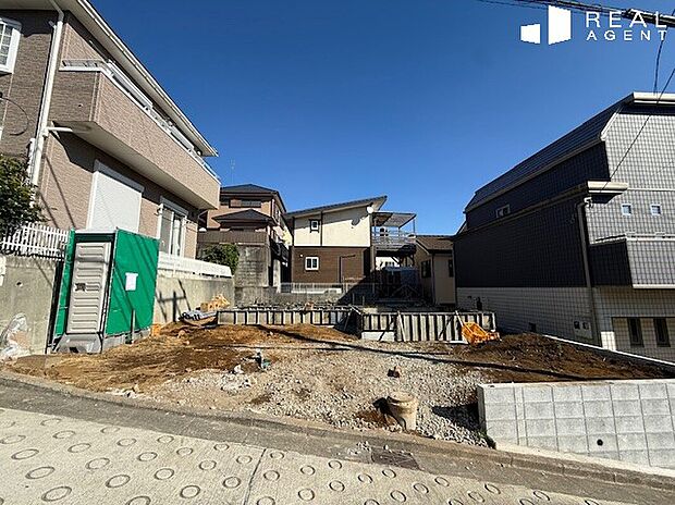 【現地外観写真】低層住居地域のため穏やかな時間が流れる閑静な住環境。