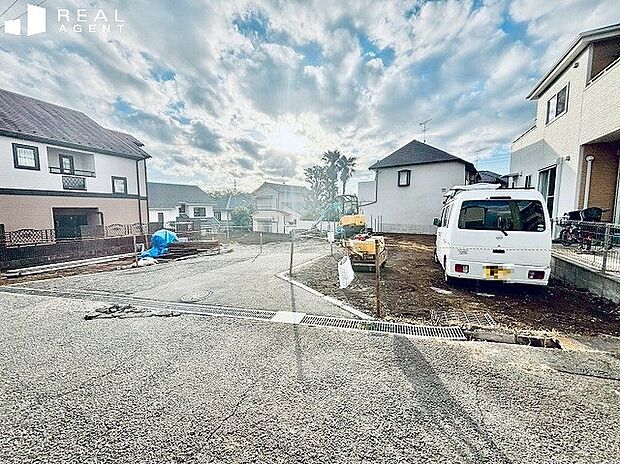 【現地前面道路】道路との高低差がございませんので、日々の荷物の運び入れも快適です♪