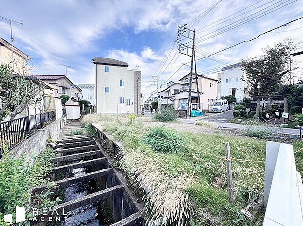 【現地外観】駅前にはスーパーやコンビニなど生活利便施設も充実♪お買い物にも困りません!