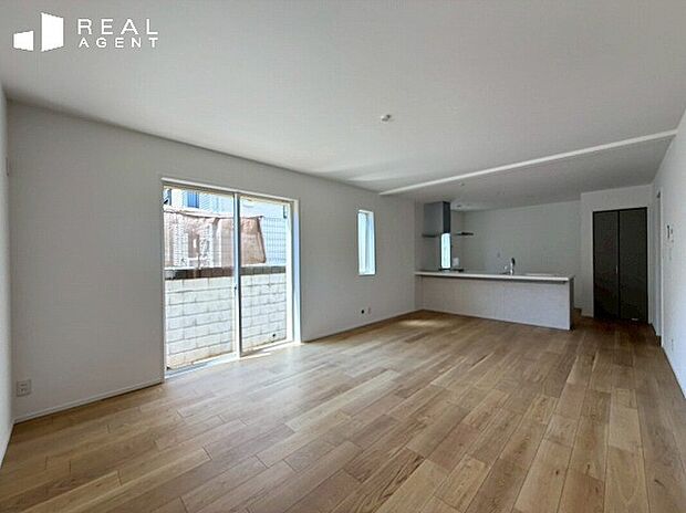 【リビング】広々18帖のリビングルーム！
家具のレイアウトがしやすいシンプル設計。