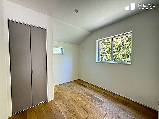 【寝室】各居室窓がしっかりと取れているのでたくさんの光を取り込み明るい空間に！