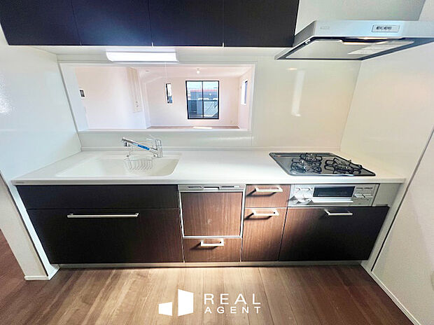 【キッチン】お料理作りのモチベーションを上げてくれる洗練されたデザインの生活感を感じさせないキッチンスペース。