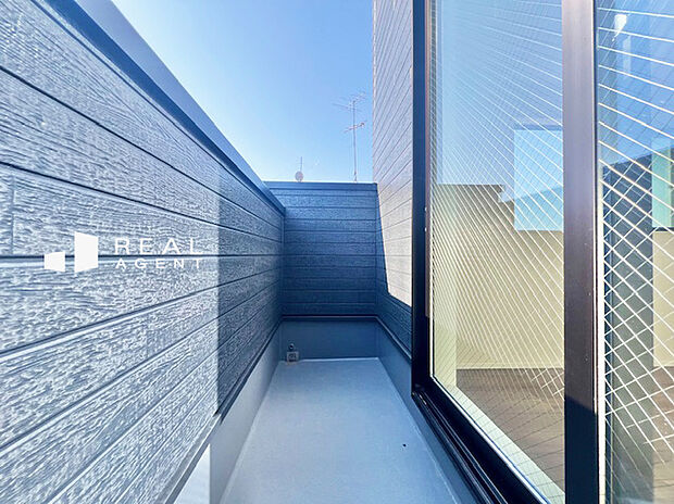 【バルコニー】お洗濯もの干しが捗る陽当り良好なバルコニー。プライベート性も確保されていて、安心です。