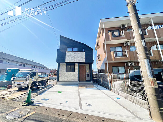 【現地外観】瀬谷駅徒歩約5分！車庫2台並列駐車が車種により可能です！