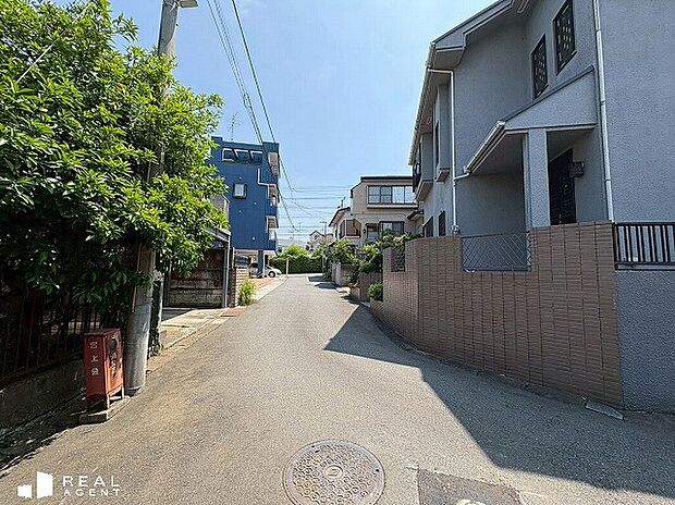 【現地前面道路】道路との高低差がございませんので、日々の荷物の運び入れも快適です♪