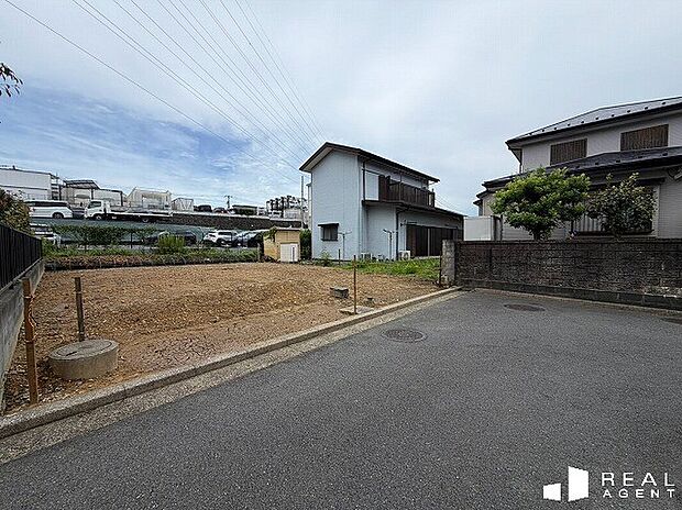 【現地前面道路】道路との高低差がございませんので、日々の荷物の運び入れも快適です♪