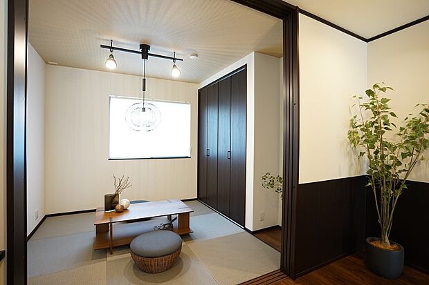 【4号地】和室
1階の洗面所や浴室、お手洗いから近い場所にあるため、年齢を重ねた際の1階で完結する動きが可能ですね♪

約5帖の独立和室でひとり時間にも最適です！！