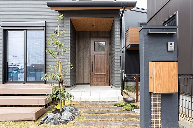 【4号地】
木の温もりを感じる優しい外観デザイン
即引渡も可能！キッチン・浴室等の住宅設備機能の充実！