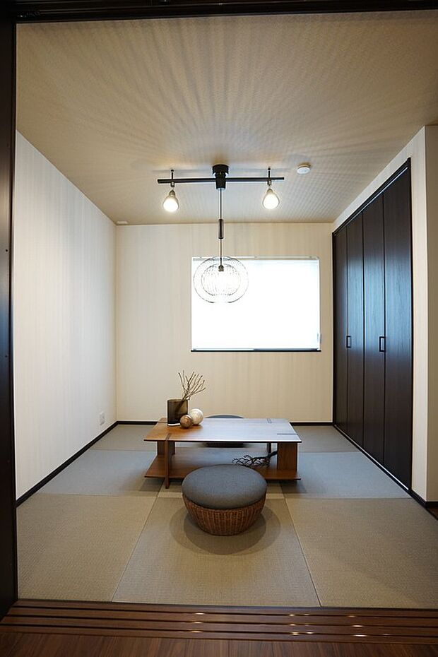 【【4号地】和室】【玄関から一番遠い位置にある１階和室】
生活空間を隠せる三枚引き戸にて親御様用の寝室としても、ご自身が年齢を重ねた時のお部屋としても、お子様の遊び場所としても、あらゆる活用法がございますね♪