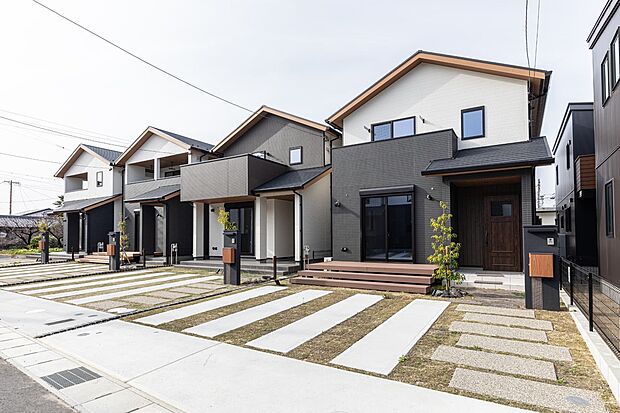 【【4号地】外観】2台並列駐車の横は玄関までのアプローチとして外構を計画！
道路から建物までの奥行があるため、車の後ろに自転車や三輪車を駐車することも可能です！