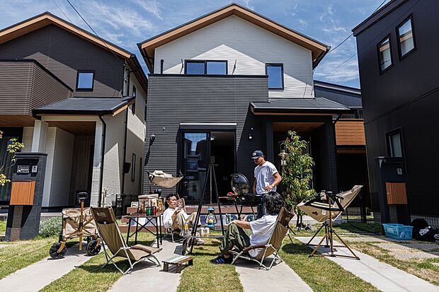 【【4号地】ウッドデッキでおうちBBQ】家族のみんなが喜ぶこと間違いなし！日当たり最高のお庭！
ウッドデッキで日向ぼっこも、プール遊び、友人や親御様とみんなでBBQもできちゃいます♪