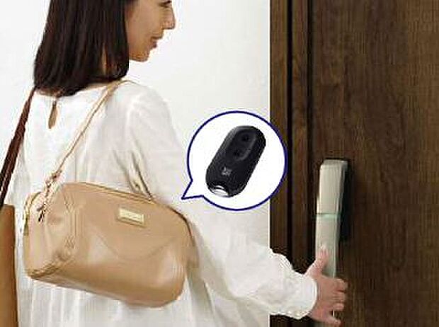 【玄関リモコンタッチキー】ドアのボタンを押すだけで玄関の開錠・施錠が可能です！お買物帰りやお子様とご帰宅時に両手が塞がっていても安心な設備です。