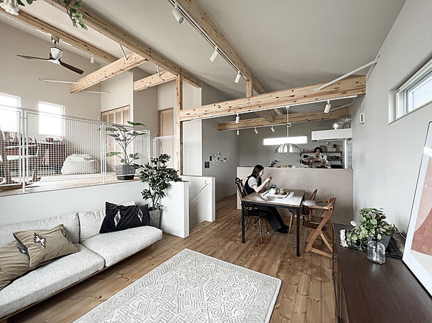 【LDK】家具付き販売のお買い得！！
ソファ、ダイニングテーブル、チェア、照明、エアコンなど内装カラーに合わせた家具たちがもらえちゃいます！！