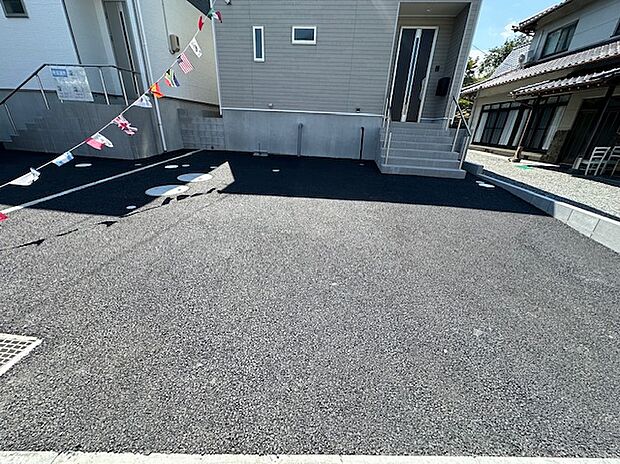 【1号棟駐車場】3台駐車可能(車種による)