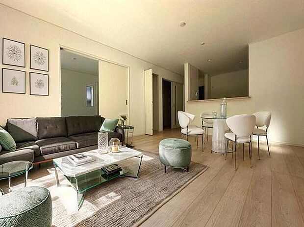 【1号棟のLDKに家具を配置したイメージ画像】1号棟のリビングダイニングに家具を配置したイメージ画像です。※本画像はCGで作成しており、実際に現地に 家具は置かれておりません。また、価格に 家具は含まれておりません。