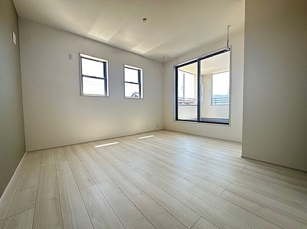 【寝室】1号棟写真　フローリングは木材を利用しているので、色々なテイストのインテリアと馴染みやすく、部屋のインテリアの自由度が広がり、好みのテイストに仕上げることができます。