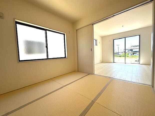 【和室】1号棟写真　リビングからの続き和室は、小さなお子様がいるご家庭ではキッズスペースやおむつ替えスペース、そしてお昼寝スペースなどにも重宝します