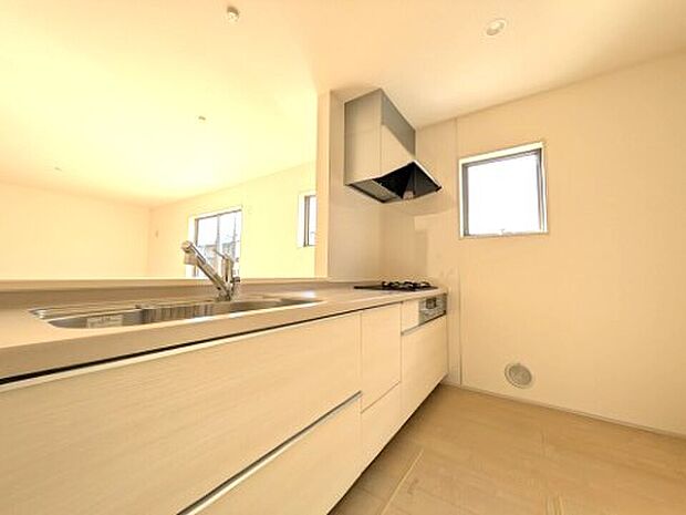 【キッチン】3号棟写真　対面式キッチンなので、リビングルームにいるご家族の様子を見ながら調理ができ、小さなお子様がいるご家庭でも安心です。