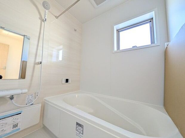 【浴室】3号棟写真　１坪サイズのバスルーム。浴室換気乾燥機を標準装備。乾きやすい床やお手入れのしやすい排水溝など、いつも清潔にご使用いただけます。