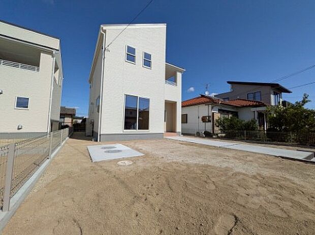 【2号棟駐車場】庭も広くガーデニングや家庭菜園も楽しめそうです。お子様の砂遊びやプール遊びにも♪