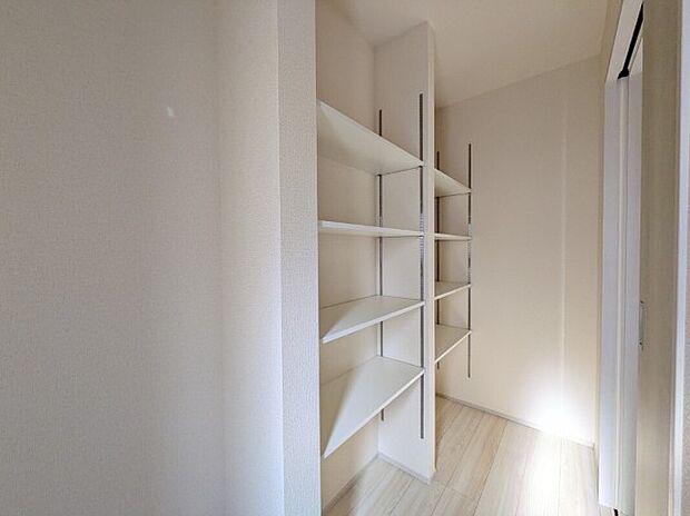 【シューズクローク】玄関にはシューズインクローゼットが完備されいるので、家族全員分の靴をスッキリ収納できます!