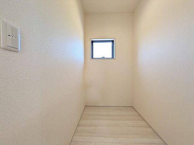 【ストレージルーム】ストレージルームです。季節の飾り物や家電を収納するに便利です。洋服ダンスなどを置いてウォークインクローゼットにしてもいいですね!