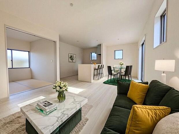 【リビング】1号棟のリビングダイニングに家具を配置したイメージ画像です
※本画像はCGで作成しており、実際に現地に 家具は置かれておりません。また、価格に 家具は含まれておりません。