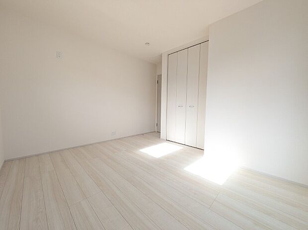 【洋室】1号棟写真 窓から日が差し込む明るい洋室。シンプルな造りなので配置するインテリア次第でお好きなお部屋の雰囲気に変えられます。