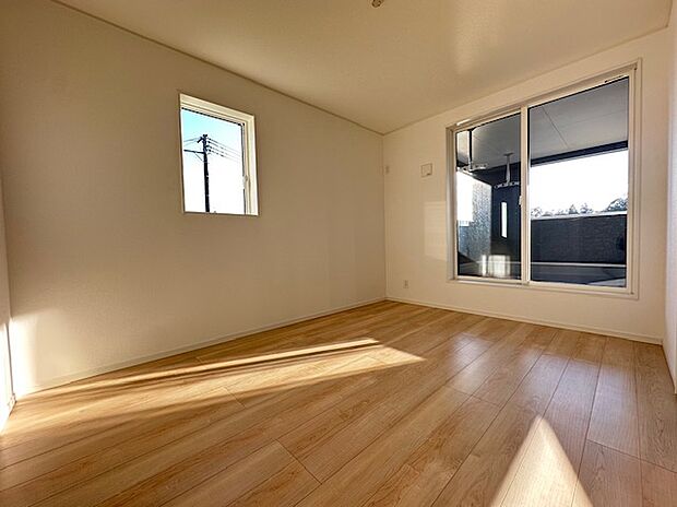 【寝室】フローリングのお部屋は耐久性があり傷が付きにくいので、一般的な使用ではメンテナンスはあまり必要ありません。また、汚れたらさっとふき取るだけで、きれいな場外を保つことができます。