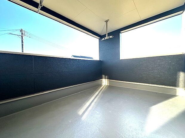 【バルコニー】インナーバルコニーは広々としていてお洗濯が楽ちんです。また日当たりを好む植物を育てるにはぴったりの空間なので、ガーデニングの場としても楽しむことができます◎