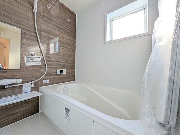 【浴室】5号棟写真　１坪サイズのバスルーム。浴室換気乾燥機を標準装備。乾きやすい床やお手入れのしやすい排水溝など、いつも清潔にご使用いただけます。