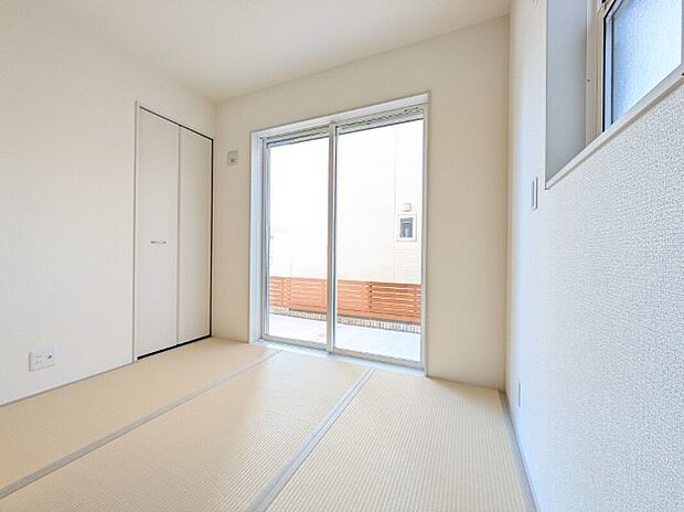 【畳スペース】2号棟写真 LDKの隣には使い勝手の良い3帖の畳スペースがあり、来客用としてはもちろん、お子様の遊び場としても最適です!