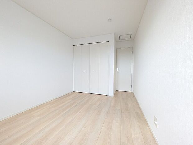 【寝室】同社施工写真 洋室は和室と比べて家具を置いたり敷物を敷いたりと、カスタマイズ性が高いので、自分の好みの部屋にしやすいです。