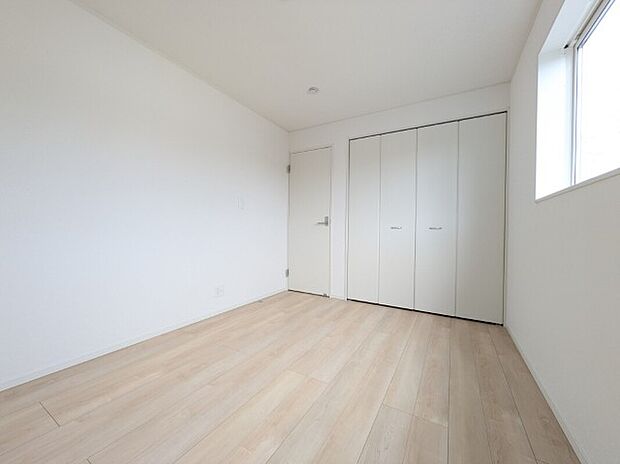 【洋室】1号棟写真 洋室は和室と比べて家具を置いたり敷物を敷いたりと、カスタマイズ性が高いので、自分の好みの部屋にしやすいです。