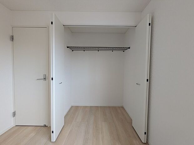 【クローゼット】1号棟写真 各居室に収納が付いているので、大変便利です