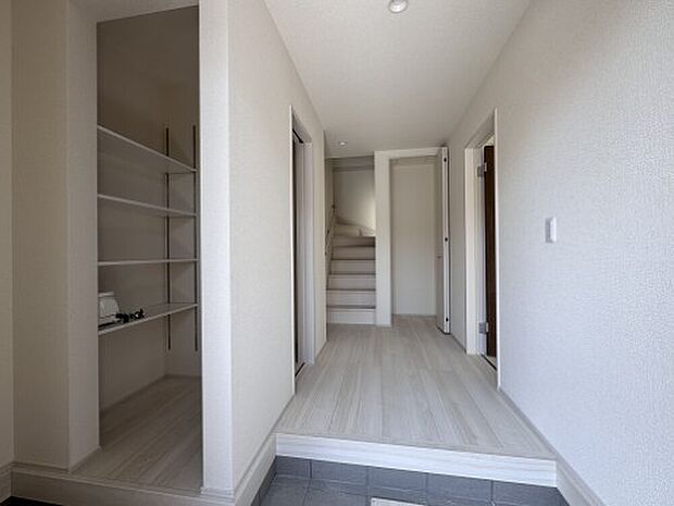 【シューズクローク】同社施工写真　シューズクローク付き物件もございます。雨具や三輪車、ベビーカーを置いても余裕の広さです