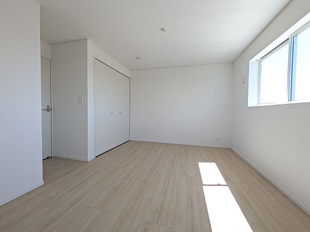 【子供部屋】1号棟写真　窓から日が差し込む明るい洋室。シンプルな造りなので配置するインテリア次第でお好きなお部屋の雰囲気に変えられます。