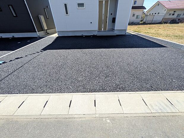 【1号棟庭】1号棟の駐車場です