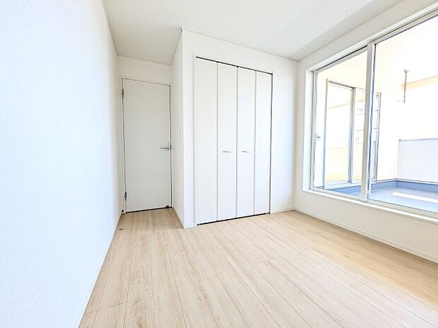 【寝室】1号棟写真　フローリングのお部屋は耐久性があり傷が付きにくいので、一般的な使用ではメンテナンスはあまり必要ありません。また、汚れたらさっとふき取るだけで、きれいな場外を保つことができます。