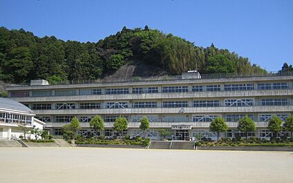 郷ヶ丘小学校 681m(徒歩9分)