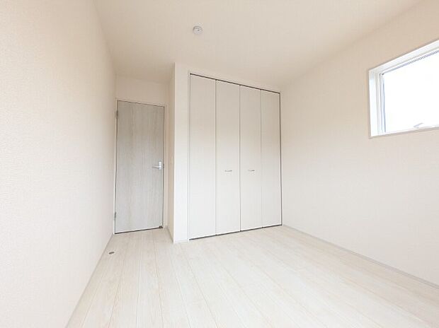 【子供部屋】同社施工写真　フローリングのお部屋は耐久性があり傷が付きにくいので、一般的な使用ではメンテナンスはあまり必要ありません。また、汚れたらさっとふき取るだけで、きれいな場外を保つことができます。