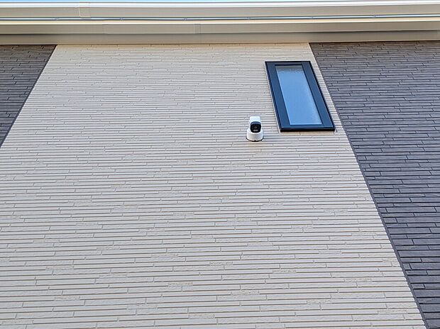 【防犯カメラ】2号棟写真 玄関頭上に防犯カメラが設置されているので、防犯面の安心と安全が担保できます。