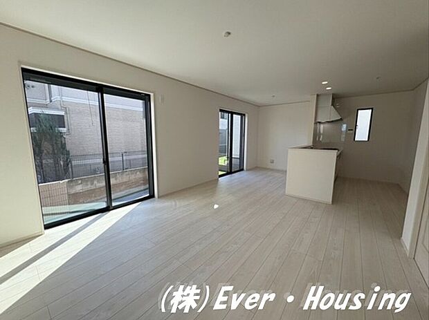 ゆとりある約20ほどのリビングは家族が集うにはゆとりある空間です。