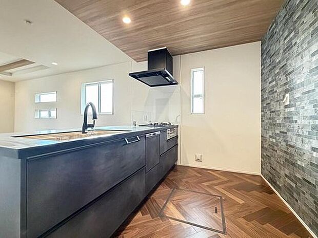 キッチンの天井を少し下げ、アクセントクロス戸ダウンライトでお洒落に演出したキッチン。家族が並んでお料理をすることのできる広さです。