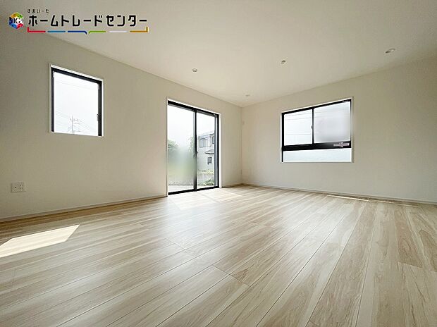 陽当たり良好のリビングです♪大きな窓がありますので、陽光あふれる明るい空間です。居心地良く、ご家族皆がゆったり寛げる憩いの空間となりそうです。