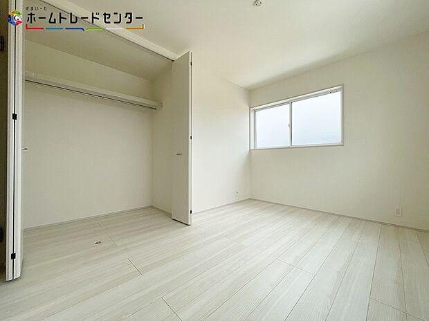 各室収納完備！いつもスッキリと、綺麗に保たれお洒落な状態を維持できます！いつの間にか増える衣類や小物もきちんと片付けられるでしょう！お部屋に収納家具を置かなくても済みますので広々とお使いになれますね！